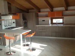 cucina isola centrale legno scuro